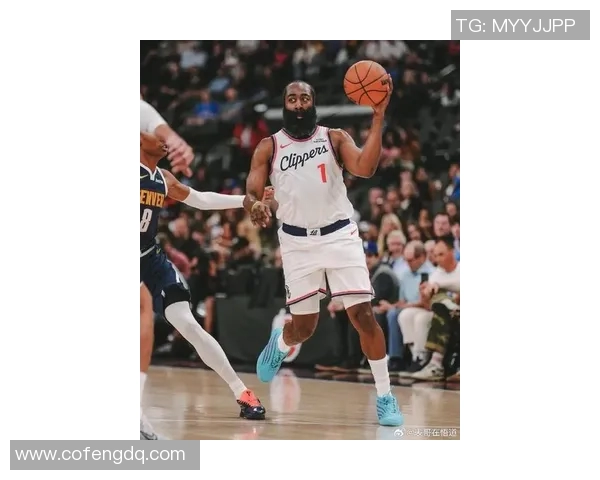 哈登突破抛投不进 莱昂纳德三分命中 哈登突破抛投不进 莱昂纳德三分命中